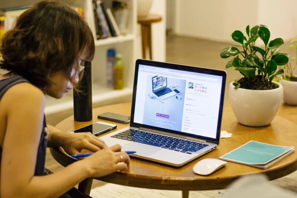 自宅のテーブルでノートパソコンを使って学ぶ様子