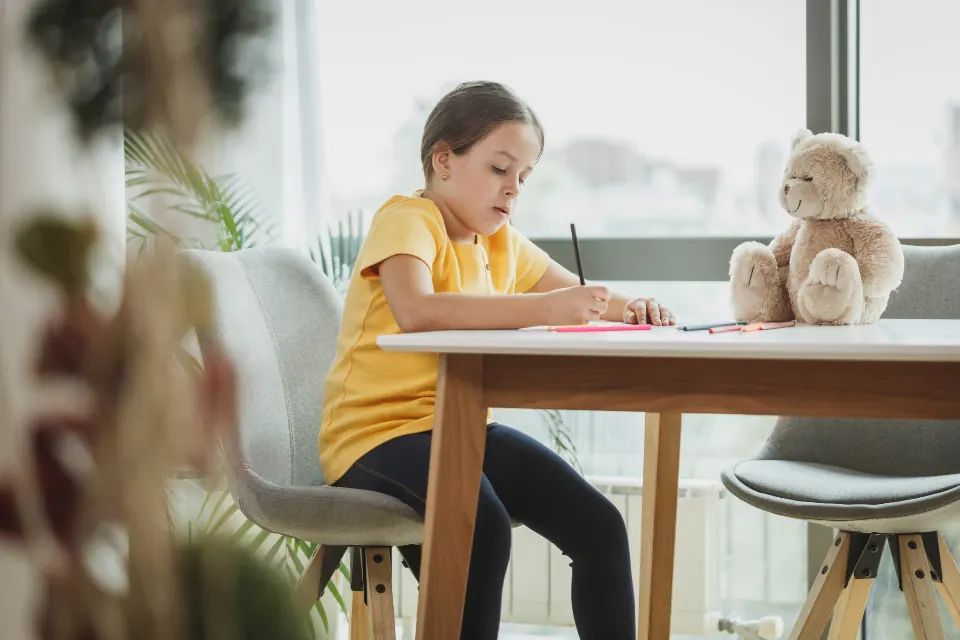 明るい部屋で落ち着いて勉強する子ども
